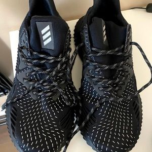 Shoe Unisex Adidas. Like new. Sz 6 (1/2)